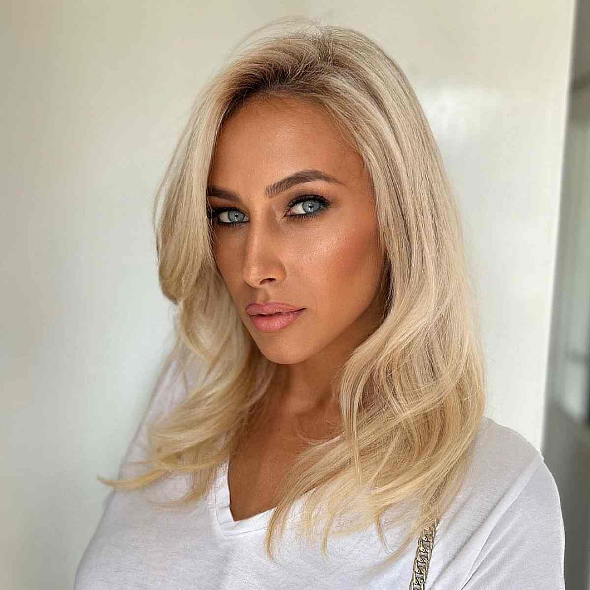 Simple Collarbone-Length Blonde Fine Hair with a Side Part