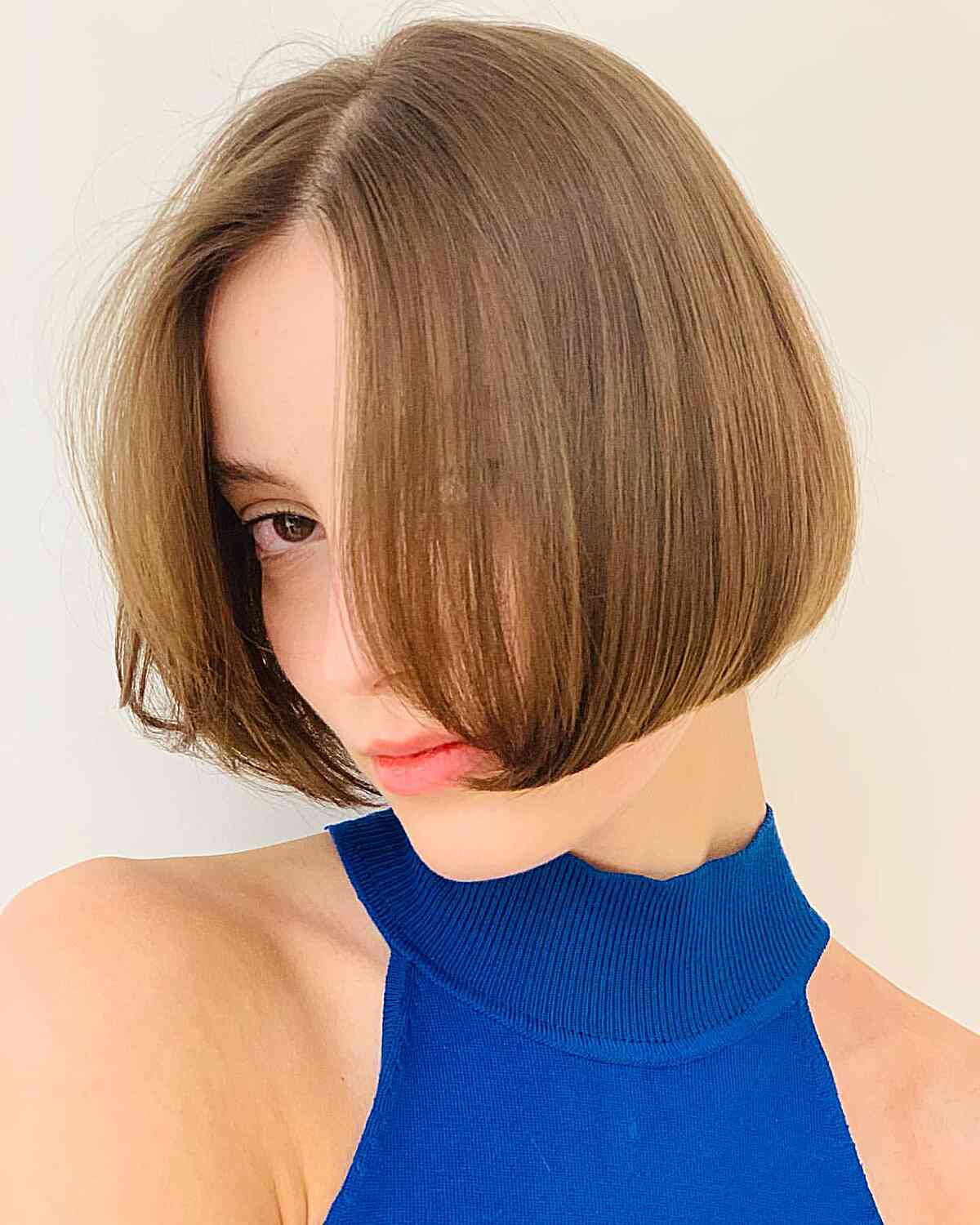 Jaw-Length Middle Parted Blunt Bob for Fine-Haired Ladies